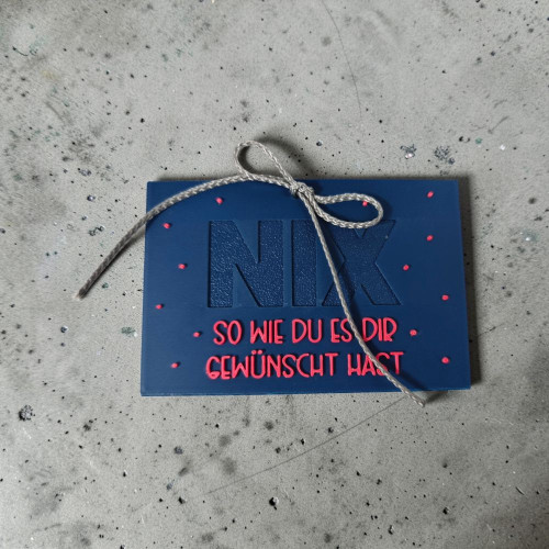 blaue 3D Karte mit Schriftzug „Nix so wie du es dir gewünscht hast“, und dekorativen kleinen Punkten